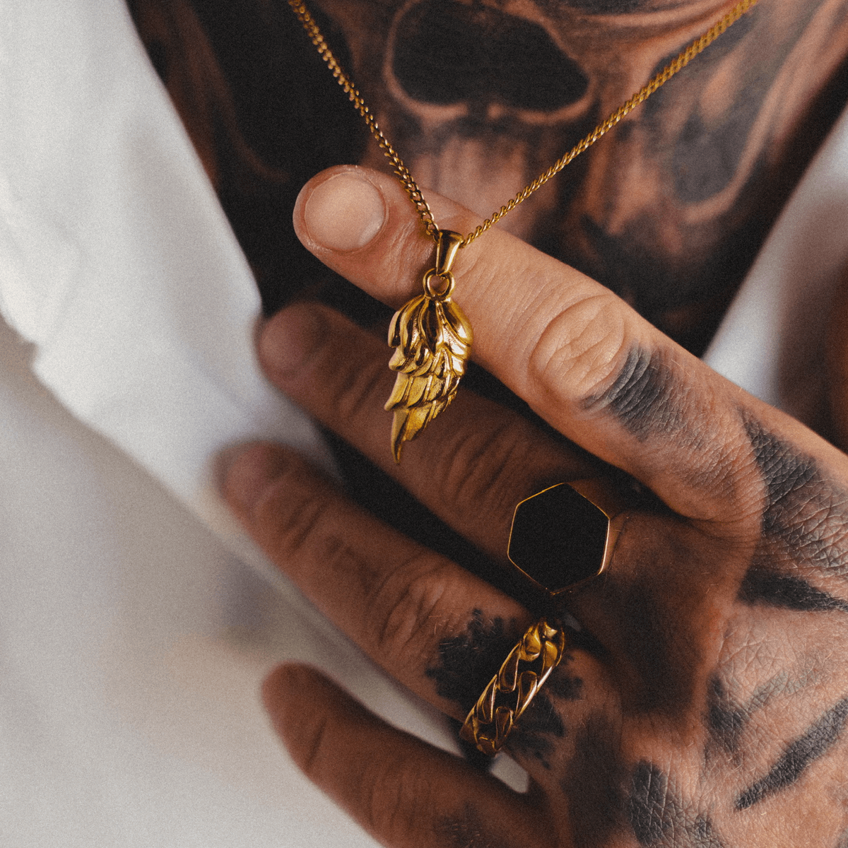 Colar com Pingente de Asa em Ouro 18K