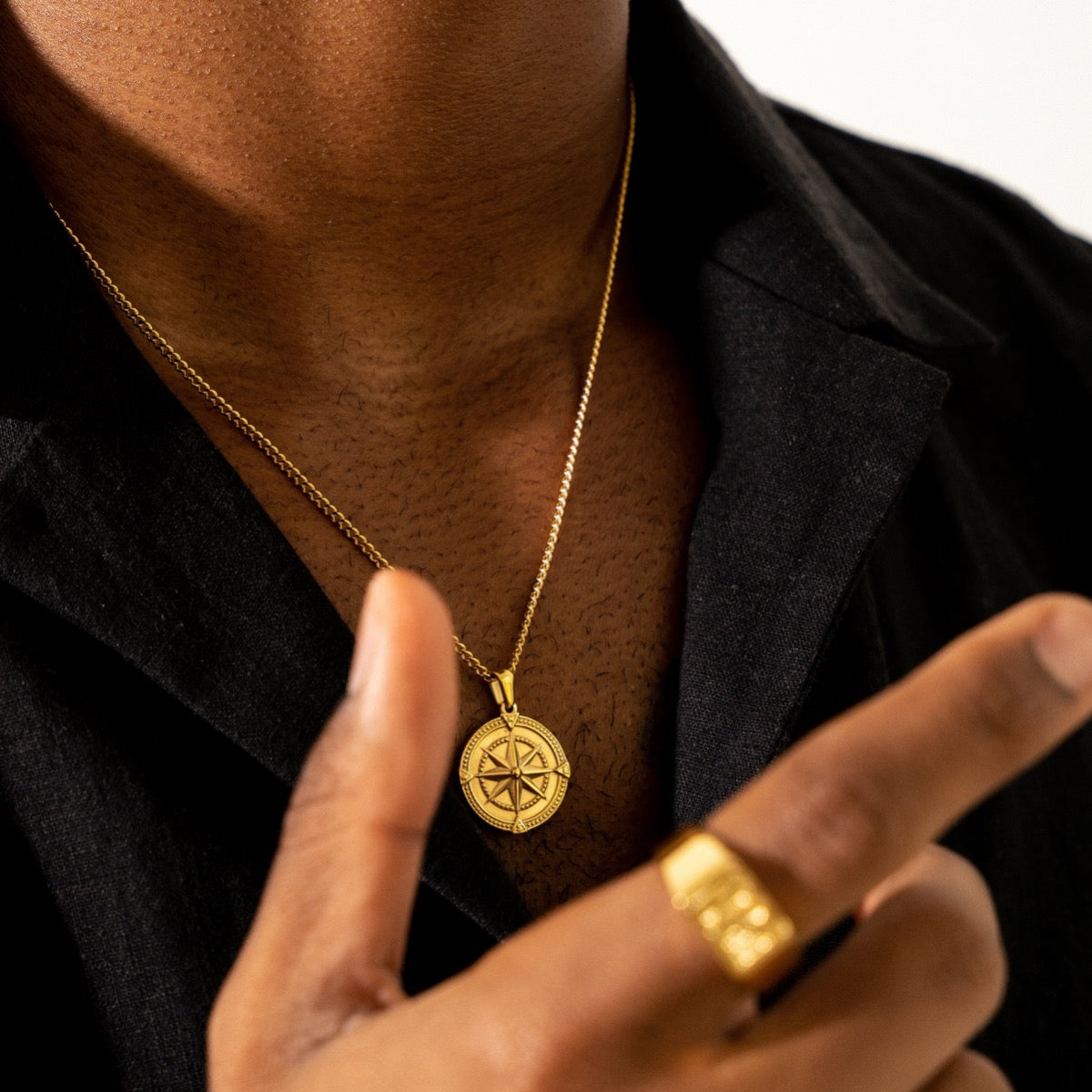 Colar Bússola em Ouro 18K