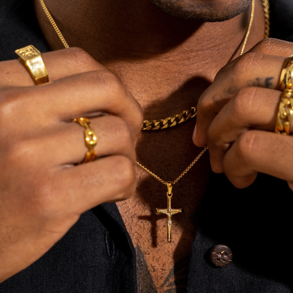 Colar Dourado com Pingente de Cruz e Corrente de Corda