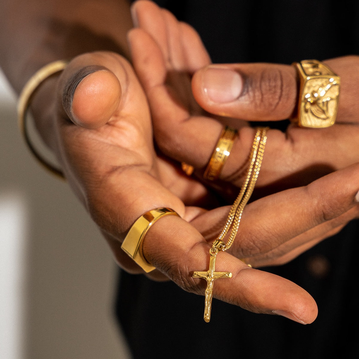 Colar Dourado com Pingente de Cruz e Corrente de Corda