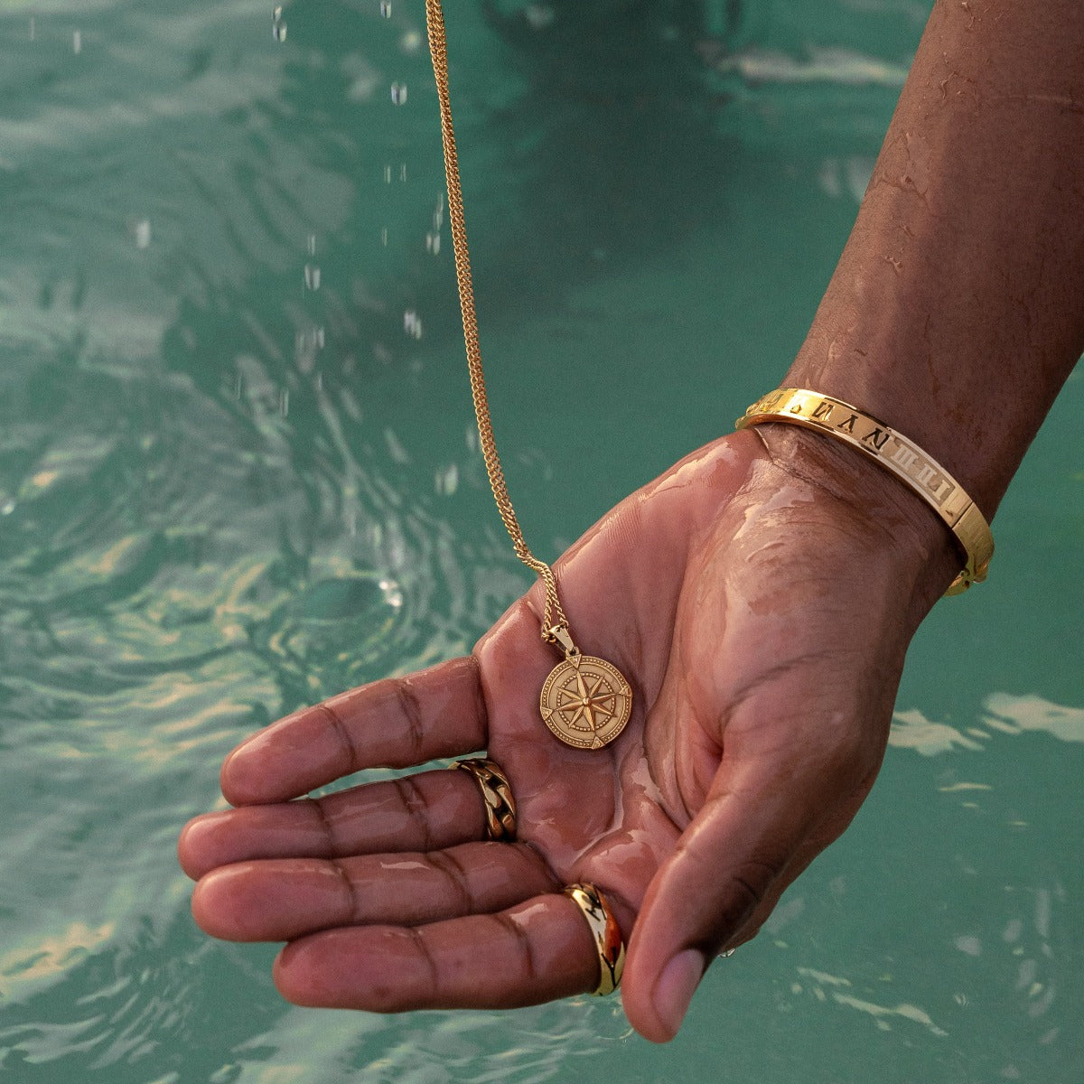 Colar Bússola em Ouro 18K